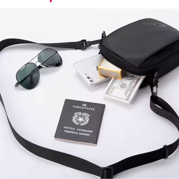 🔥🔥🔥Compact Black Messenger Bag with Adjustable Strap and Minimalist Design - Picture 1 of 10